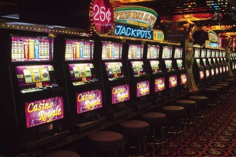 neew88 ဂိမ်းလော်ဘီ Mobile APP ဖြင့် Slots ဂိမ်း ကစားနေသောမြင်ကွင်း