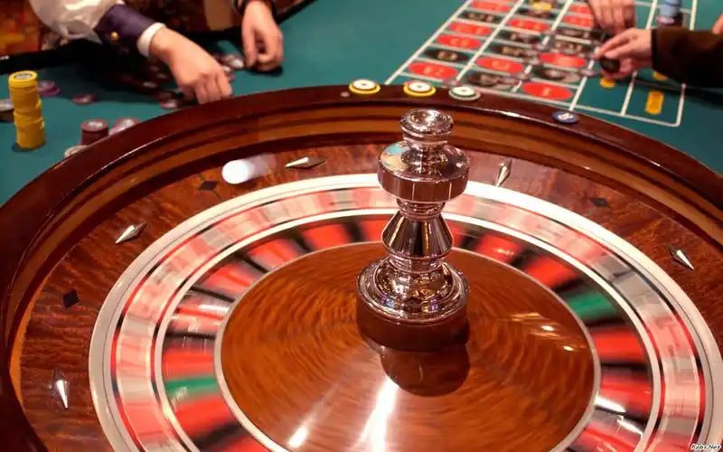 neew88 Myanmar Mobile Casino APP တွင် Slots နှင့် Live Games ကစားနေသောမြင်ကွင်း