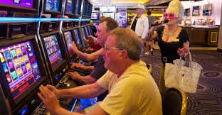 neew88 ဒေါင်းလုဒ် Android iOS APP ဖြင့် Myanmar ကစားသမားများ Slots နှင့် Live Casino ကစားနေသောမြင်ကွင်း